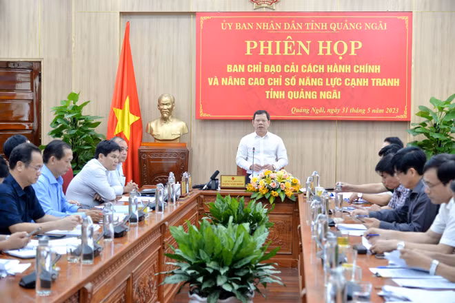Chủ tịch Ủy ban nhân dân tỉnh Quảng Ngãi Đặng Văn Minh phát biểu chỉ đạo tại phiên họp.
