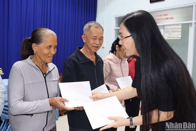 Đồng chí Bùi Thị Quỳnh Vân, Ủy viên Trung ương Đảng, Bí thư Tỉnh ủy, Chủ tịch Hội đồng nhân dân tỉnh Quảng Ngãi trao quà Tết cho các gia đình có hoàn cảnh khó khăn ở phường Trần Phú, thành phố Quảng Ngãi.