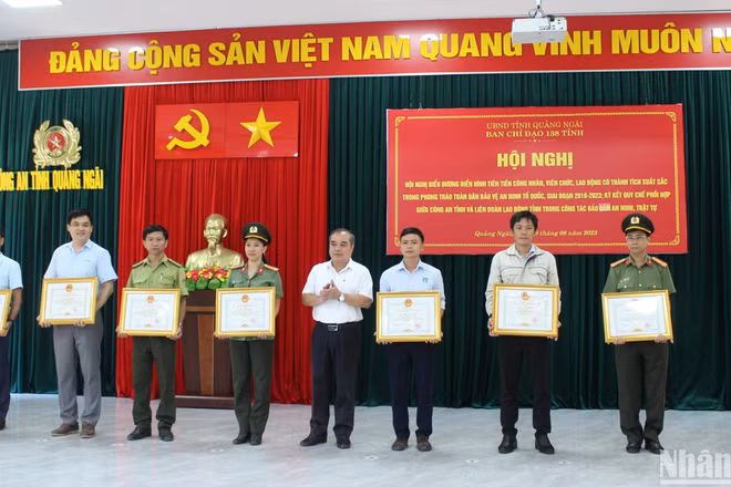 Trao tặng Bằng khen của Ủy ban nhân dân tỉnh Quảng Ngãi cho các tập thể và cá nhân, đã có thành tích xuất sắc trong công tác xây dựng phong trào toàn dân bảo vệ an ninh Tổ quốc, giai đoạn 2018-2023. 