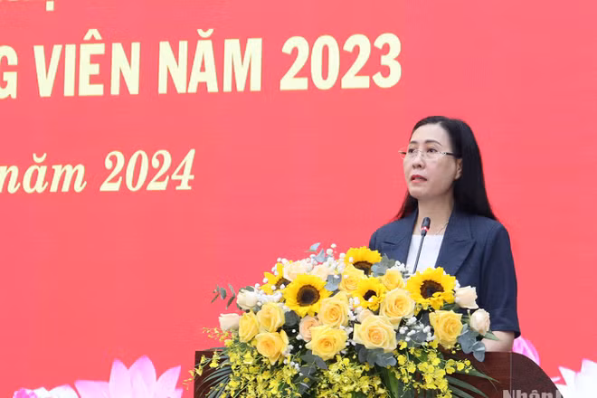 Đồng chí Bùi Thị Quỳnh Vân, Ủy viên Trung ương Đảng, Bí thư Tỉnh ủy, Chủ tịch Hội đồng nhân dân tỉnh Quảng Ngãi phát biểu kết luận Hội nghị. 
