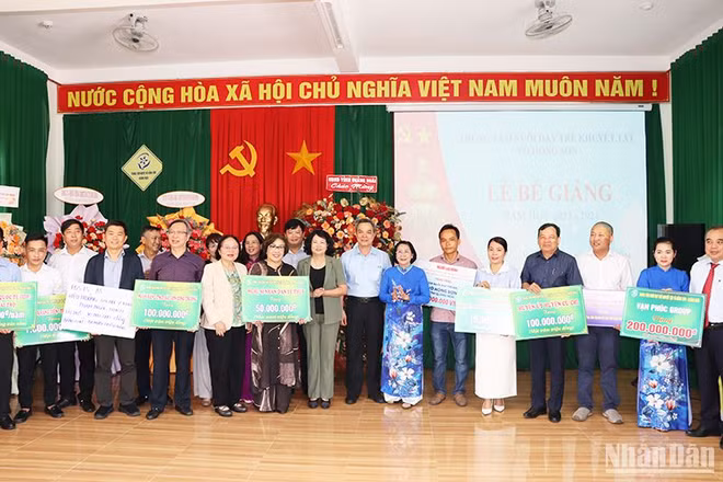 Tại Lễ bế giảng năm học 2023-2024, các cơ quan, đơn vị, doanh nghiệp và nhà hảo tâm ủng hộ cho Trung tâm hơn 2,5 tỷ đồng.