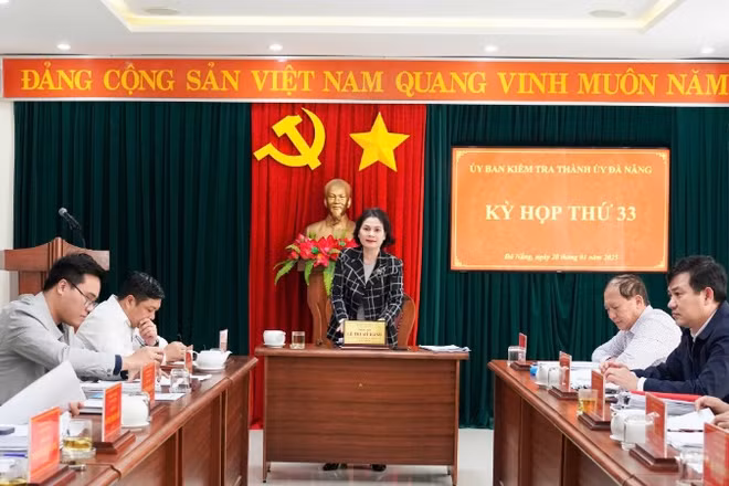 Đồng chí Lê Thị Mỹ Hạnh, Ủy viên Ban Thường vụ Thành ủy, Chủ nhiệm Ủy ban Kiểm tra Thành ủy Đà Nẵng chủ trì kỳ họp. (Ảnh: Ủy viên Ban Thường vụ Thành ủy Đà Nẵng)