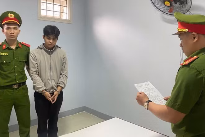 Cơ quan Cảnh sát điều tra Công an thành phố Đà Nẵng tống đạt các quyết định đối với Nguyễn Tài. (Ảnh: Công an cung cấp)