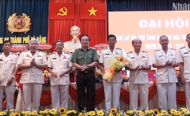 Thiếu tướng Vũ Xuân Viên - Ủy viên Ban Thường vụ Thành ủy, Bí thư Đảng ủy, Giám đốc Công an thành phố Đà Nẵng tặng hoa chúc mừng Ban Chấp hành Hội Cựu Công an nhân dân thành phố Đà Nẵng. (Ảnh: ANH ĐÀO)