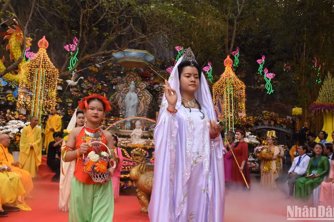 Lễ rước tôn tượng và hóa trang Đức Bồ tát Quán Thế Âm trong chính lễ của Lễ hội Quán Thế Âm Ngũ Hành Sơn năm 2024. (Ảnh: ANH ĐÀO)