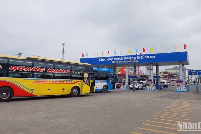 Lượng xe khách xuất bến tăng mạnh, theo ước tính, khách tăng đến 80%. (Ảnh ANH ĐÀO)