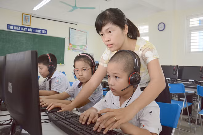 Cô giáo và học sinh tiểu học tại Hà Nội. (Ảnh minh họa: DUY LINH)