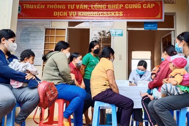 Khám sức khỏe cho bà mẹ, trẻ em.