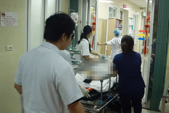 Các bác sĩ khẩn trương cấp cứu cho nạn nhân trong vụ tai nạn liên hoàn tại đường Võ Chí Công.