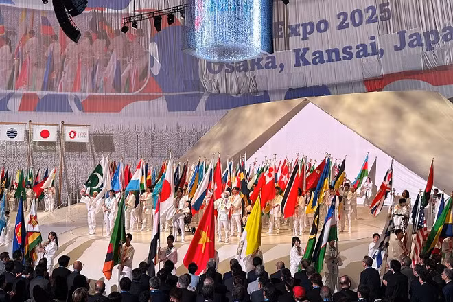 Lá cờ Việt Nam tại lễ khai mạc Triển lãm thế giới EXPO 2025. (Ảnh: Cục Hợp tác quốc tế cung cấp)