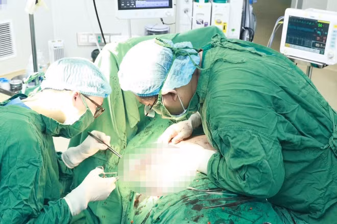 Các bác sĩ phẫu thuật loại bỏ khối u vú cho bệnh nhân. 