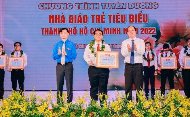 Lãnh đạo Trung ương Đoàn và Thành ủy Thành phố Hồ Chí Minh trao giải thưởng cho Nhà giáo trẻ tiêu biểu Thành phố Hồ Chí Minh. (Ảnh: THÀNH ĐẠT).
