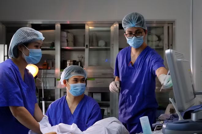 Bác sĩ chuyên khoa I Phạm Văn Hưởng thực hiện chuyển phôi cho bệnh nhân.