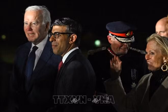 Thủ tướng Anh Rishi Sunak đã đích thân đến sân bay để chào đón Tổng thống Mỹ Joe Biden. (Ảnh: AFP/TTXVN)