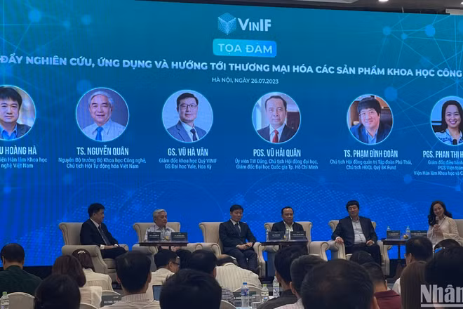 Các đại biểu chia sẻ tại tọa đàm trong khuôn khổ hội thảo “Quỹ đổi mới sáng tạo Vingroup - Dấu ấn 5 năm hoạt động”.