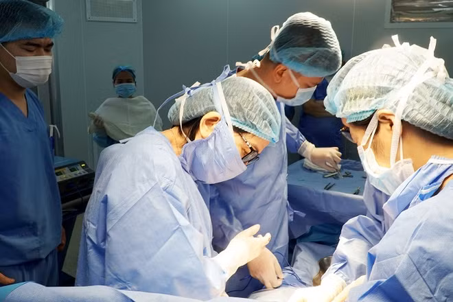 Bác sĩ Hiền Lê và ê-kíp sản khoa thực hiện mổ lấy thai. 