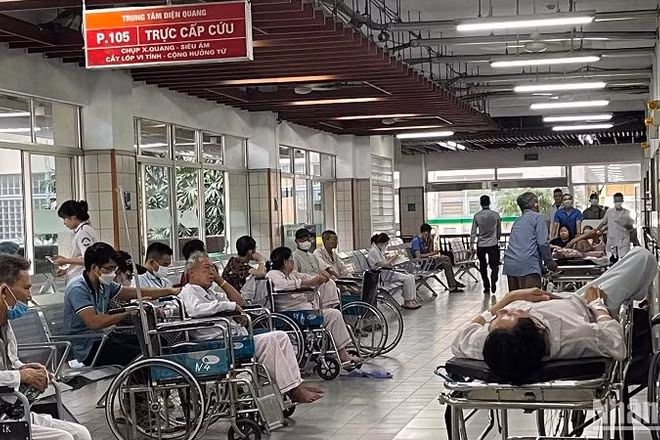 Người dân chờ chụp chiếu tại Bệnh viện Bạch Mai.