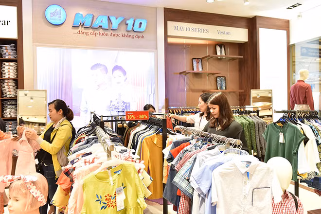 Người tiêu dùng mua hàng tại cửa hàng giới thiệu sản phẩm của Tổng công ty May 10.