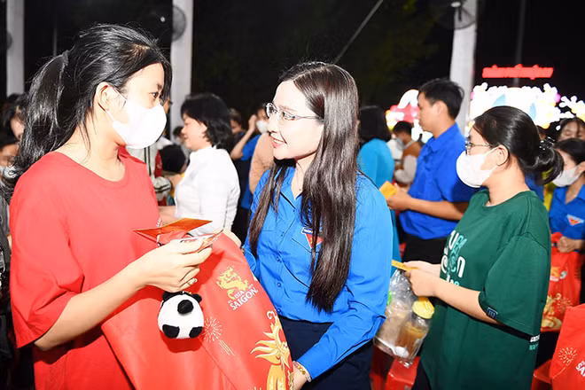 Bí thư Trung ương Đoàn, Chủ tịch Hội đồng Đội Trung ương Nguyễn Phạm Duy Trang trao quà, nhu yếu phẩm tặng người lao động trẻ tại tỉnh Bình Dương nhân dịp Tết Nguyên đán Giáp Thìn 2024.