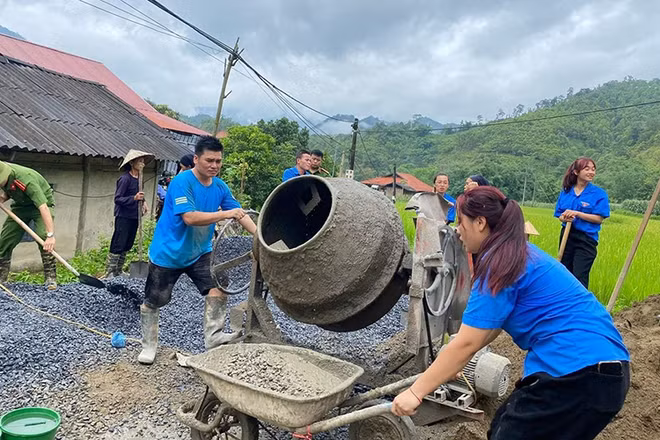 Đoàn viên, thanh niên tỉnh Bắc Kạn ra quân làm đường nông thôn mới. (Ảnh TỈNH ĐOÀN BẮC KẠN)