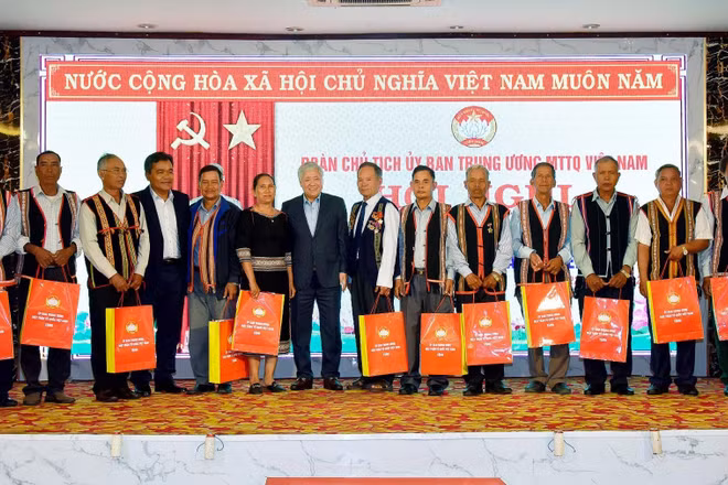 Chủ tịch Ủy ban Trung ương Mặt trận Tổ quốc Việt Nam Đỗ Văn Chiến tặng quà cho các đại biểu dự hội nghị. 