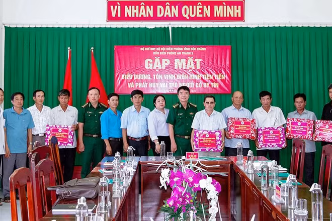 Tặng quà cho các gương điển hình tiến tiến trong vùng đồng bào dân tộc thiểu số khu vực biên giới biển huyện Cù Lao Dung.