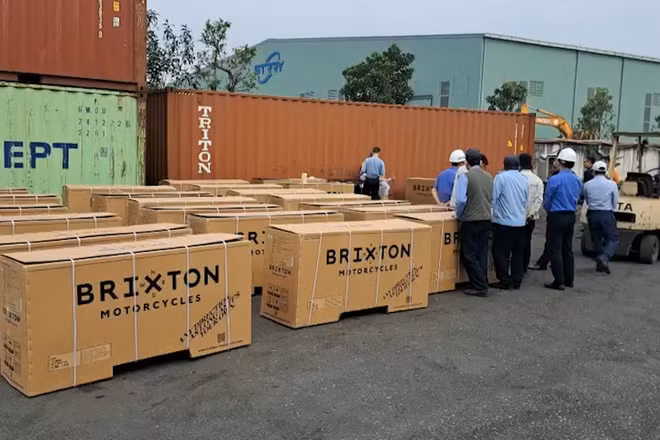 Lực lượng chống buôn lậu Hải quan tạm giữ 52 xe mô-tô hiệu Brixton nghi gian lận xuất xứ, tại cảng Nam Hải (thành phố Hải Phòng) vào ngày 20/2/2023.