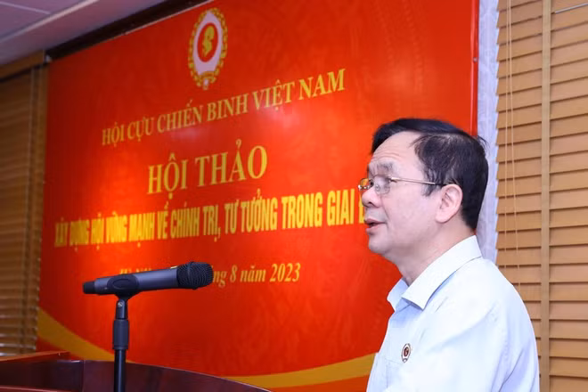 Trung tướng Khuất Việt Dũng, Phó Chủ tịch Hội Cựu chiến binh Việt Nam phát biểu ý kiến tại hội thảo.