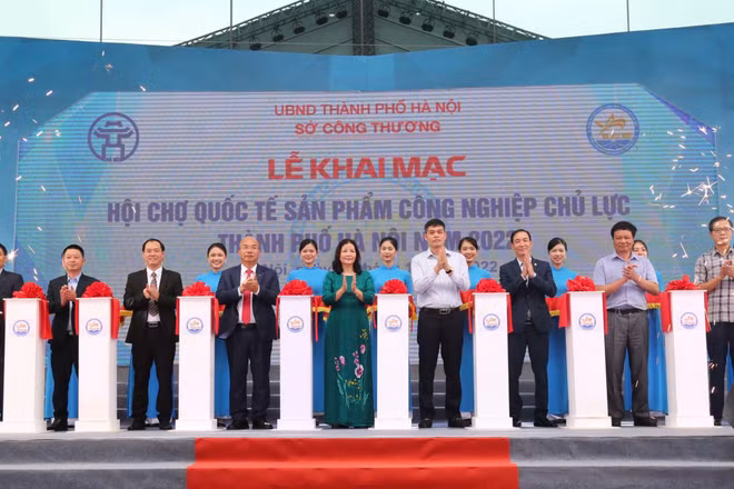 Cắt băng khai mạc Hội chợ.