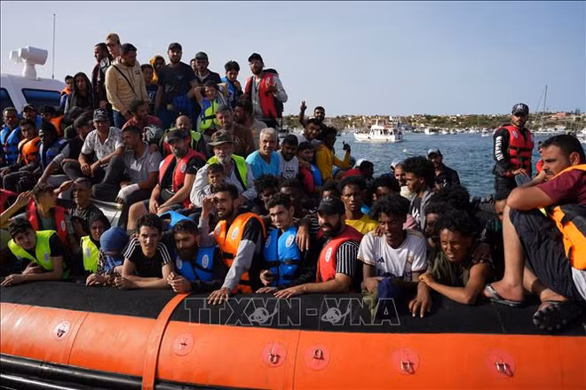 Người di cư tới đảo Lampedusa, Italy ngày 18/9/2023. Ảnh: AFP/TTXVN