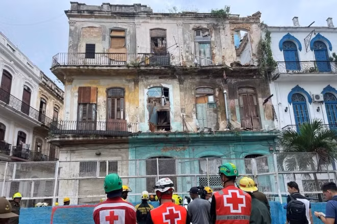 Nhân viên cấp cứu có mặt tại hiện trường một vụ sập nhà ở thủ đô La Habana, Cuba. (Ảnh: Reuters)