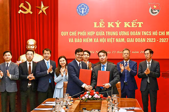 Các đồng chí Bùi Quang Huy, Ủy viên dự khuyết Trung ương Đảng, Bí thư thứ nhất Trung ương Đoàn và Nguyễn Thế Mạnh, Tổng Giám đốc Bảo hiểm Xã hội Việt Nam trao biên bản ký kết phối hợp tại buổi lễ.