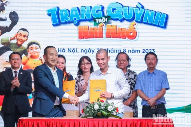 Ông Tạ Mạnh Hoàng đại diện Sconnect (bên trái) và đạo diễn Trịnh Lâm Tùng đại diện Alpha Animation Studio (bên phải) ký kết thoả thuận hợp tác sản xuất phim.