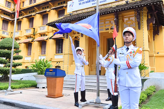 Lễ thượng cờ nhân dịp kỷ niệm 57 năm Ngày thành lập ASEAN (8/8/1967-8/8/2024) và 29 năm Việt Nam gia nhập ASEAN (28/7/1995-28/7/2024) tổ chức tại Hà Nội. (Ảnh THỦY NGUYÊN)