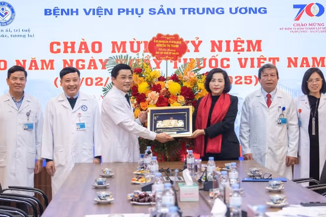  Phó Chủ tịch Quốc hội Nguyễn Thị Thanh thăm và chúc mừng cán bộ, bác sĩ, nhân viên y tế tại Bệnh viện Phụ sản Trung ương. 