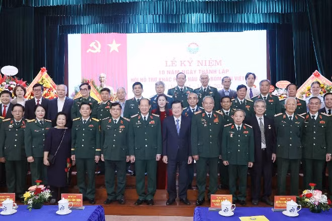 Các đại biểu chụp ảnh lưu niệm.