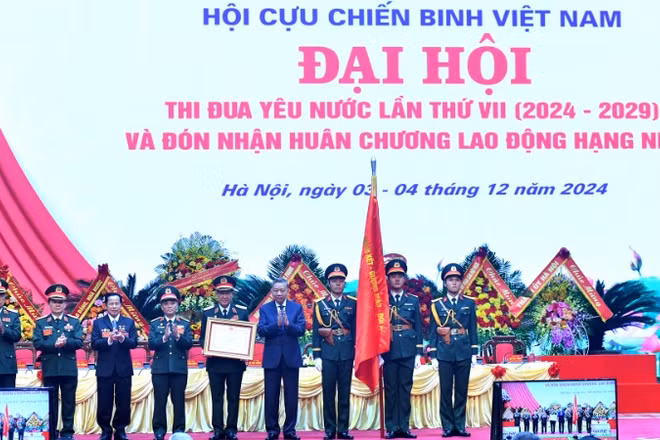 Tổng Bí thư Tô Lâm trao Huân chương Lao động hạng Nhất tặng Hội Cựu chiến binh Việt Nam. (Ảnh: Đăng Khoa)