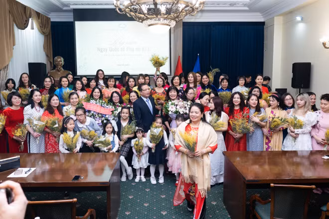 Đại sứ Đặng Minh Khôi chụp ảnh lưu niệm cùng các cán bộ, nhân viên, phu nhân thành viên Đại sứ quán, đại diện cộng đồng. (Ảnh: THANH THỂ)