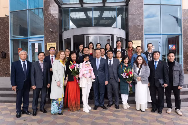 Đoàn Đại sứ quán Việt Nam tại Nga chụp ảnh lưu niệm cùng các tiểu thương Việt tại chợ Chốp (Moskva, Nga). (Ảnh: THANH THỂ)