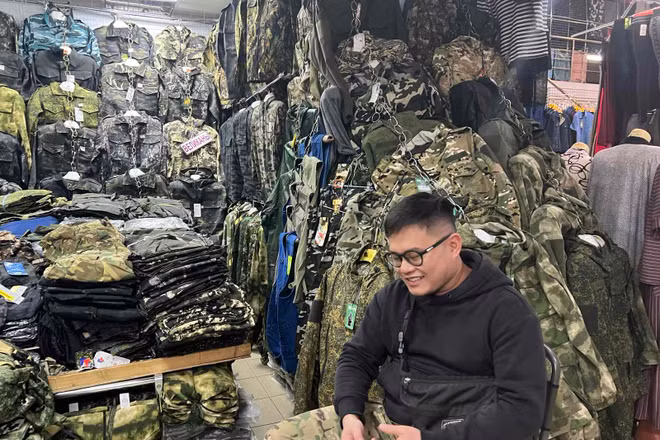 Thành bán hàng ở chợ. Ảnh: THANH THỂ