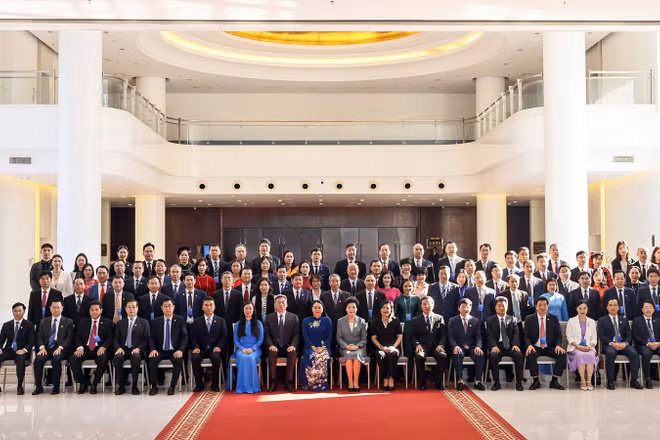 Các đại biểu dự Chương trình giao lưu hữu nghị chụp ảnh lưu niệm tại buổi lễ. (Ảnh: Ủy ban Trung ương Mặt trận Tổ quốc Việt Nam cung cấp)