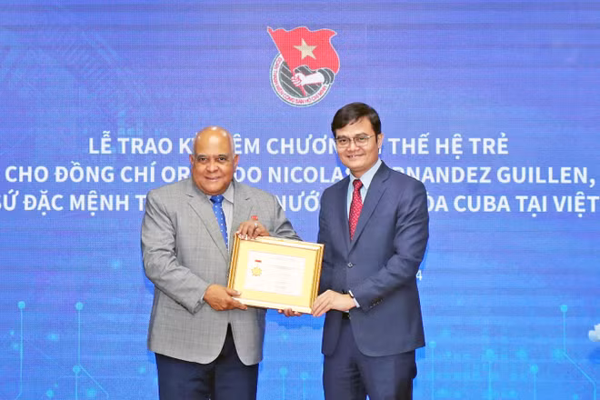 Đồng chí Bùi Quang Huy trao Kỷ niệm chương "Vì thế hệ trẻ" tặng Đại sứ Orlando Nicolás Hernández Guillén.