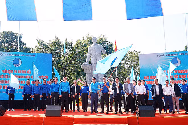 Bí thư Thường trực Trung ương Đoàn, Chủ tịch Hội Liên hiệp Thanh niên Việt Nam Nguyễn Ngọc Lương (ở giữa) cùng các đại biểu thực hiện nghi thức phát động chương trình "Tình nguyện mùa đông" và "Xuân tình nguyện" năm 2024.