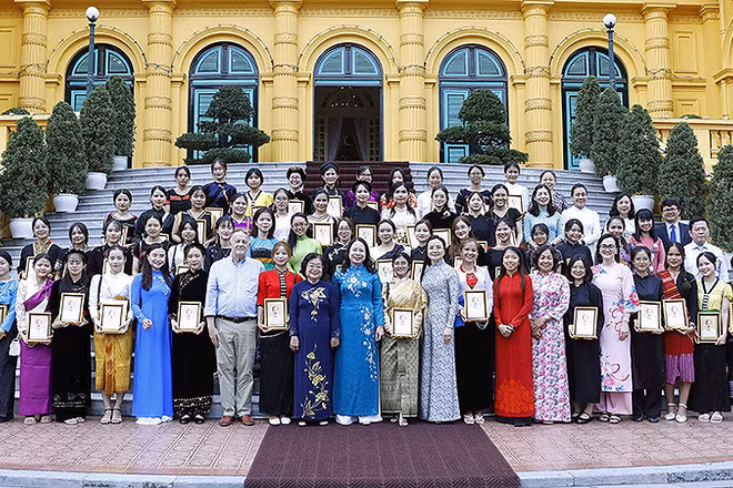 Phó Chủ tịch nước Võ Thị Ánh Xuân cùng các đại biểu tại buổi gặp mặt. (Ảnh: An Đăng/TTXVN)