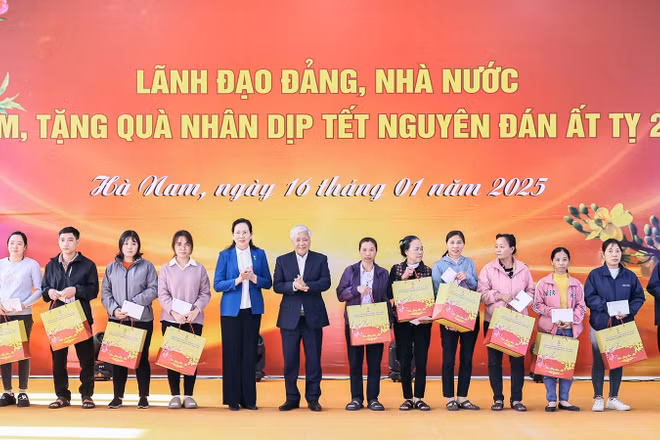 Đồng chí Đỗ Văn Chiến, Ủy viên Bộ Chính trị, Bí thư Trung ương Đảng, Chủ tịch Ủy ban Trung ương Mặt trận Tổ quốc Việt Nam và đại diện lãnh đạo các đơn vị liên quan trao quà tặng người dân có hoàn cảnh khó khăn tại tỉnh Hà Nam.