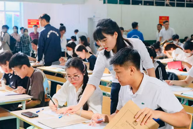Các em tân sinh viên làm thủ tục nhập học với sự hướng dẫn tận tình của các thầy, cô giáo.