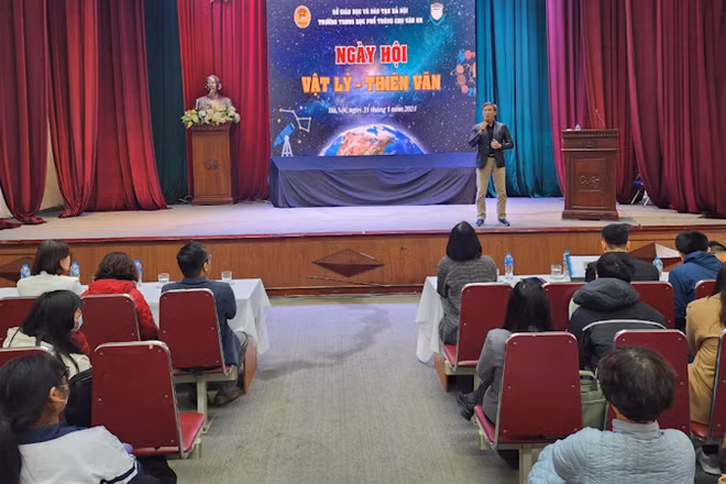 Ngày hội Vật lý - Thiên văn thu hút đông đảo học sinh tham gia.