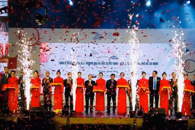 Nghi thức cắt băng khai mạc sự kiện.
