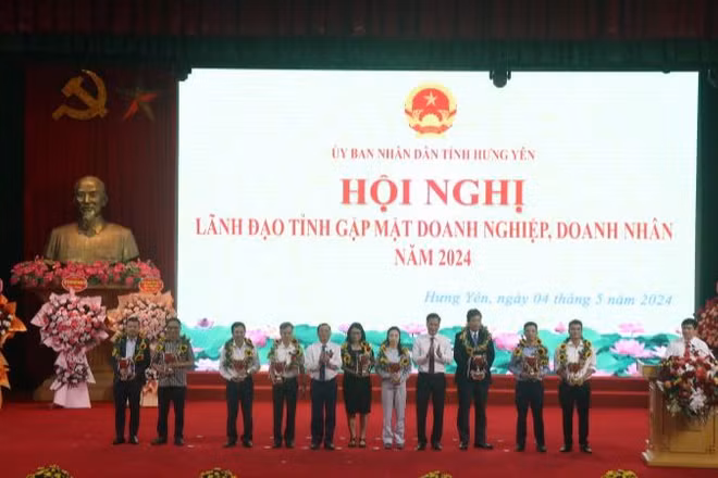 Lãnh đạo tỉnh Hưng Yên tặng cúp lưu niệm cho các doanh nhân tiêu biểu ở tỉnh Hưng Yên.