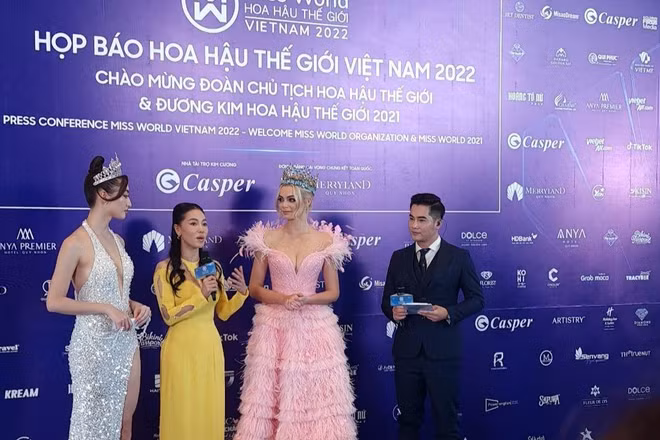 Đương kim Miss World 2021 - Karolina Biclawska trả lời phỏng vấn báo chí Việt Nam.